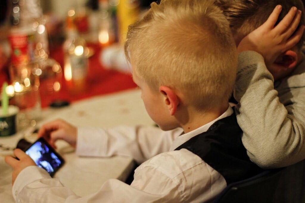 el-61%-de-los-ninos-obtienen-su-primer-dispositivo-digital-a-partir-de-los-8-anos