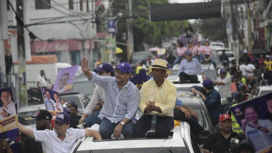 abel-martinez-recorre-barrios-de-la-capital-empapado-de-agua