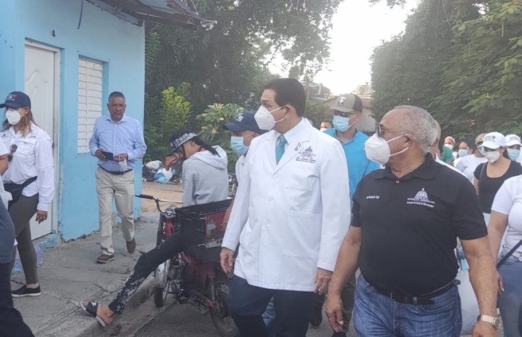 ministro-de-salud-daniel-rivera-encabeza-jornada-contra-el-dengue-en-santiago