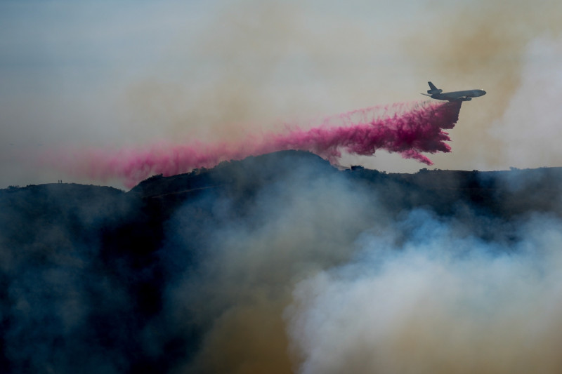 polvo-rosa,-el-retardante-que-ayuda-a-combatir-los-incendios-en-california
