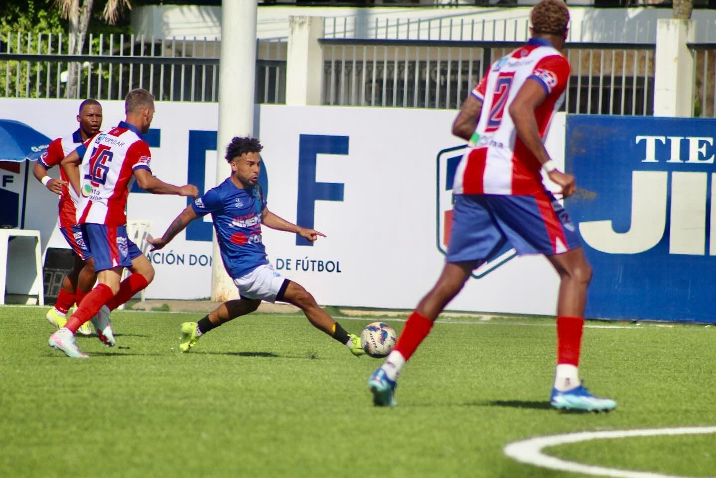 o&m-y-moca-inician-con-triunfos-en-futbol;-atlantico-y-delfines-logran-empate