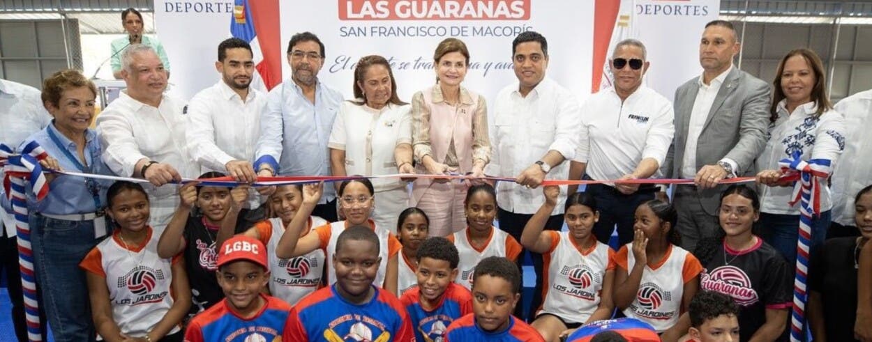 raquel-pena-y-kelvin-cruz-entregan-multiuso-las-guaranas