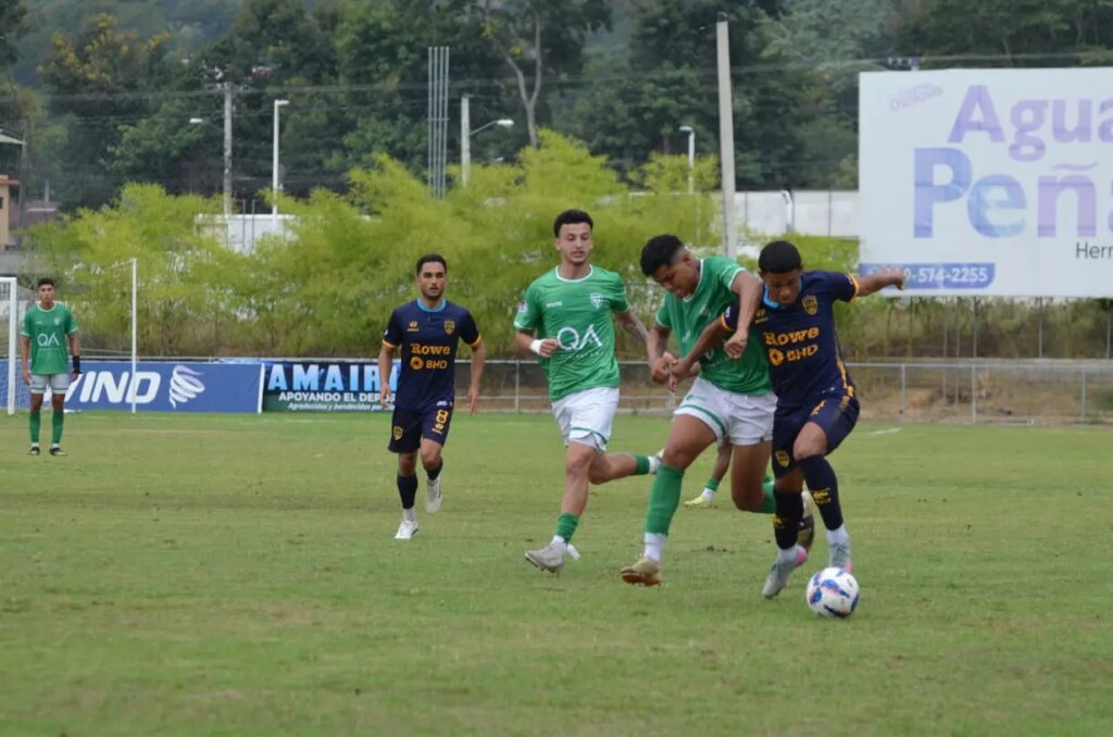 pantoja,-salcedo-fc-y-oym-disputan-la-cima-del-futbol-dominicano