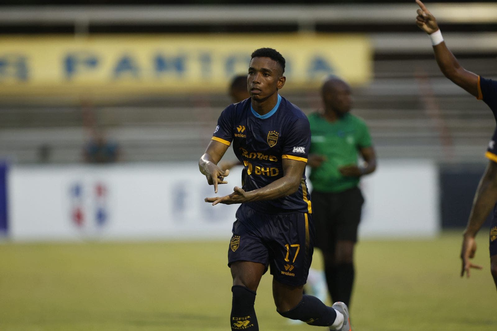 pantoja-gana-quinto-al-hilo-y-se-mantiene-en-la-cima-del-futbol-dominicano