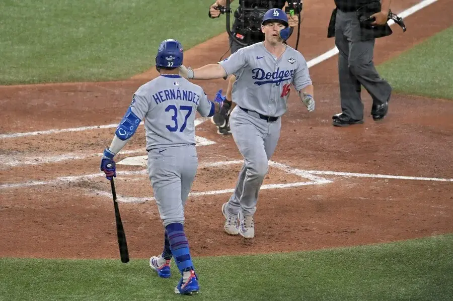 yamamoto-lanza-el-juego-completo-y-los-dodgers-igualan-la-serie-mundial-ante-los-azulejos