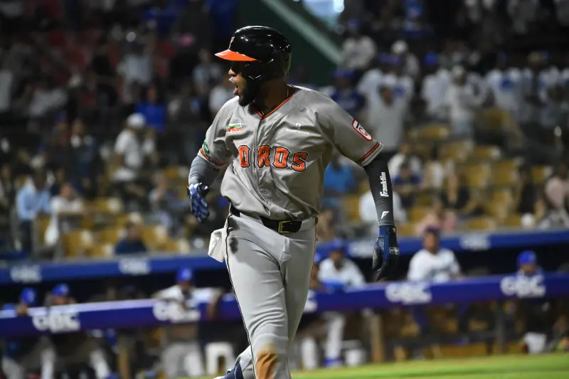 brayan-de-la-cruz-rescata-a-toros-al-pegar-jonron-con-bases-llenas