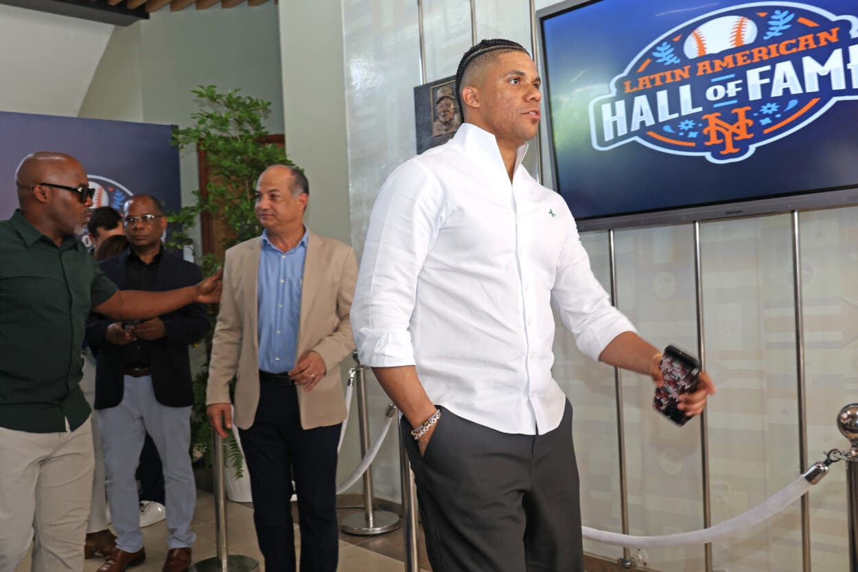 con-estilo:-juan-soto-acompana-a-edgardo-alfonzo-al-ingreso-salon-de-la-fama-latinoamericano-de-los-mets
