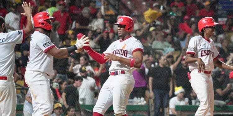victoria-del-escogido-se-consolida-tras-un-crucial-rally-ofensivo-en-la-septima-entrada