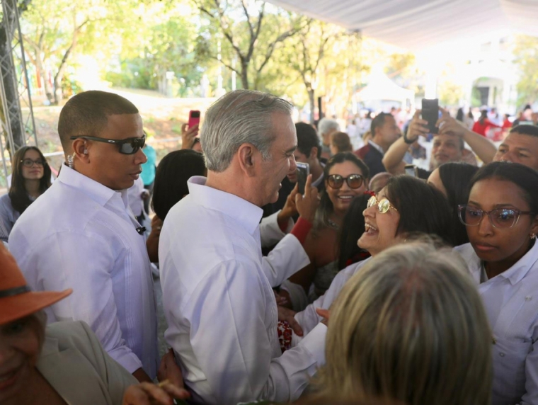 abinader-comparte-villancicos-con-vecinos-entorno-casa-presidencial