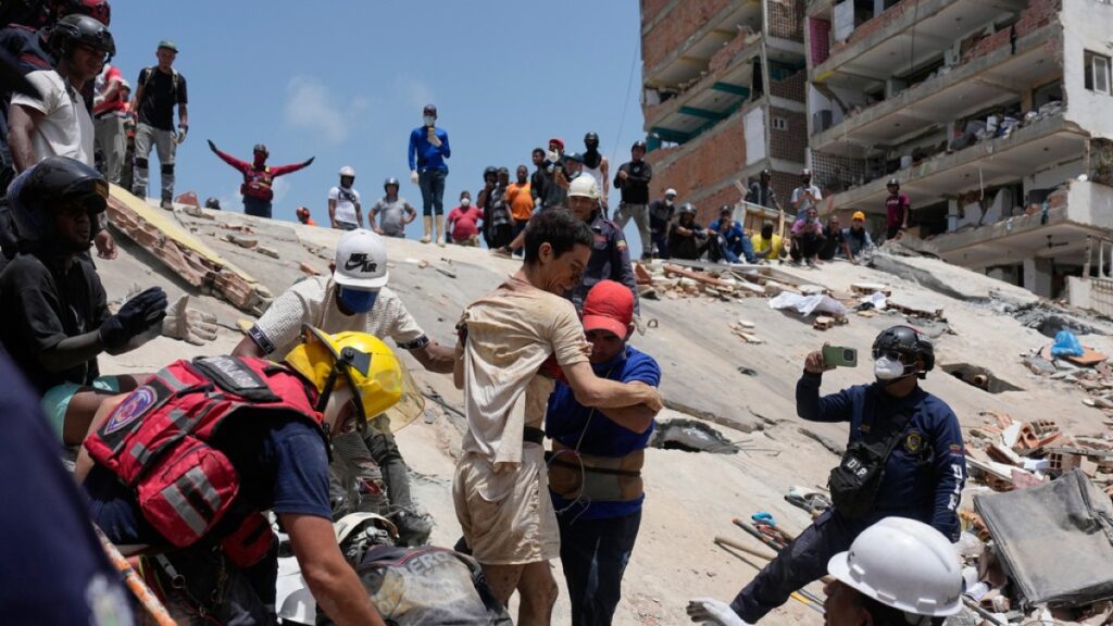 ascienden-a-920-muertos-y-3.360-los-heridos-por-potentes-sismos