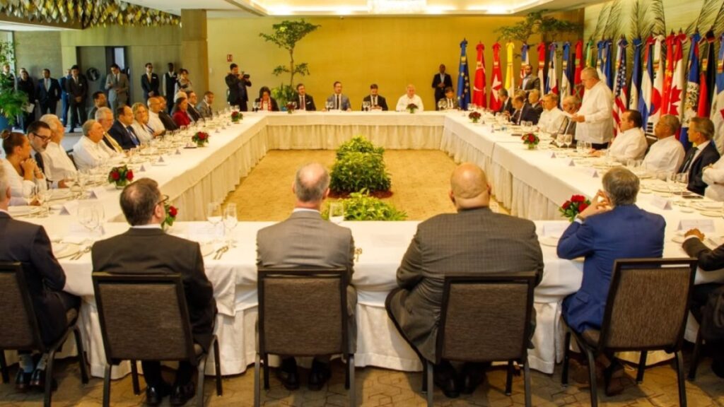 embajadora-eu-ausente-en-almuerzo-a-abinader