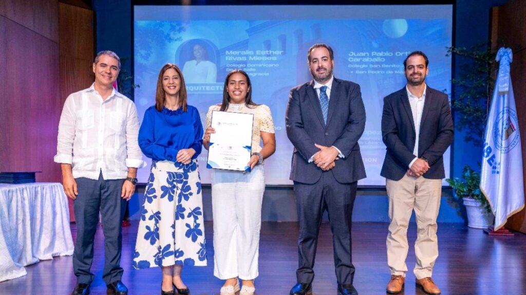 lideres-del-manana:-unibe-y-la-fundacion-hazoury-otorgan-becas-a-estudiantes-meritorios