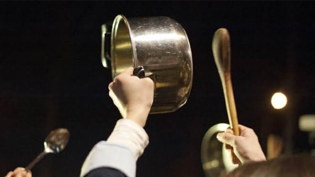 protestan-con-cacerolazos-en-la-capital-en-rechazo-a-«ley-mordaza»