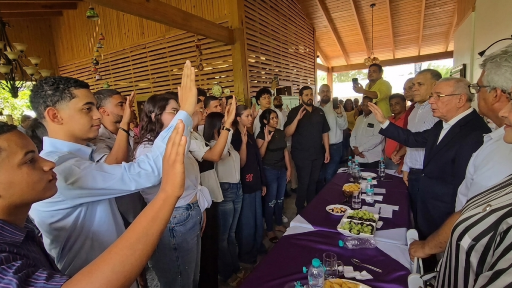 danilo-medina-juramenta-en-el-pld-a-grupo-de-jovenes-de-tenares