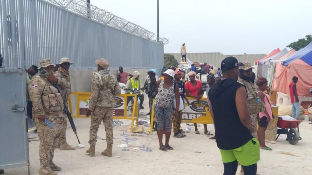 tension-en-la-frontera-de-pedernales-por-disputa-entre-comerciantes-y-empresas-interesadas-en-vender-a-haiti