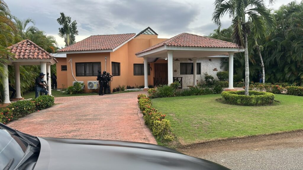 policia-detiene-a-ciudadano-aleman-y-ocupa-fusil,-pistola-y-mas-de-34-mil-dolares-en-juan-dolio