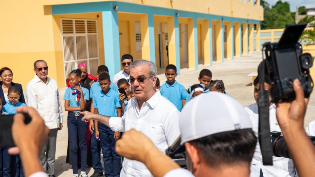 desde-una-escuela,-abinader-reitera-a-quienes-tienen-«muchas-fichas»-que-se-entreguen,-porque-los-busca-la-pn