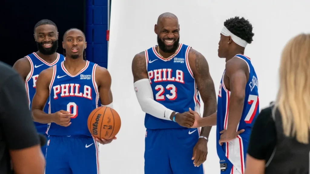 fanaticos-enloquecen-con-el-debut-de-lebron-james-en-el-primer-partido-de-practica-de-los-sixers