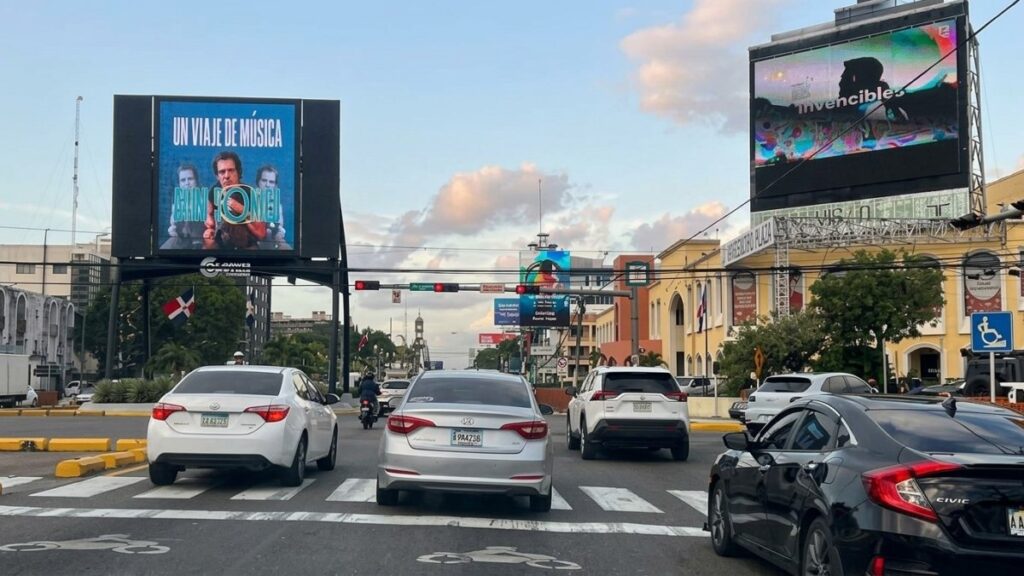 millonaria-inversion-en-publicidad-y-caos-visual,-pero-«cero»-en-educacion-ciudadana