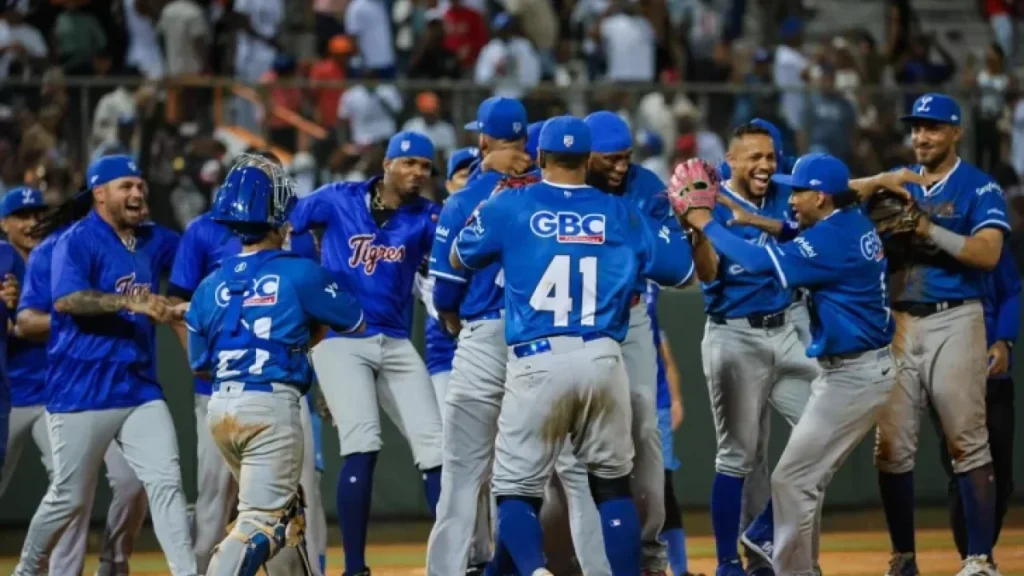 licey-deja-sin-hit-ni-carrera-a-los-toros