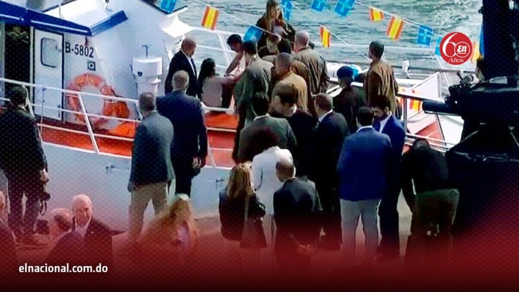 reina-letizia-sufre-una-caida-al-salir-de-un-barco-pesquero-durante-visita-a-llanes
