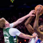 Embiid logra un triple-doble para mantener a los Sixers invictos