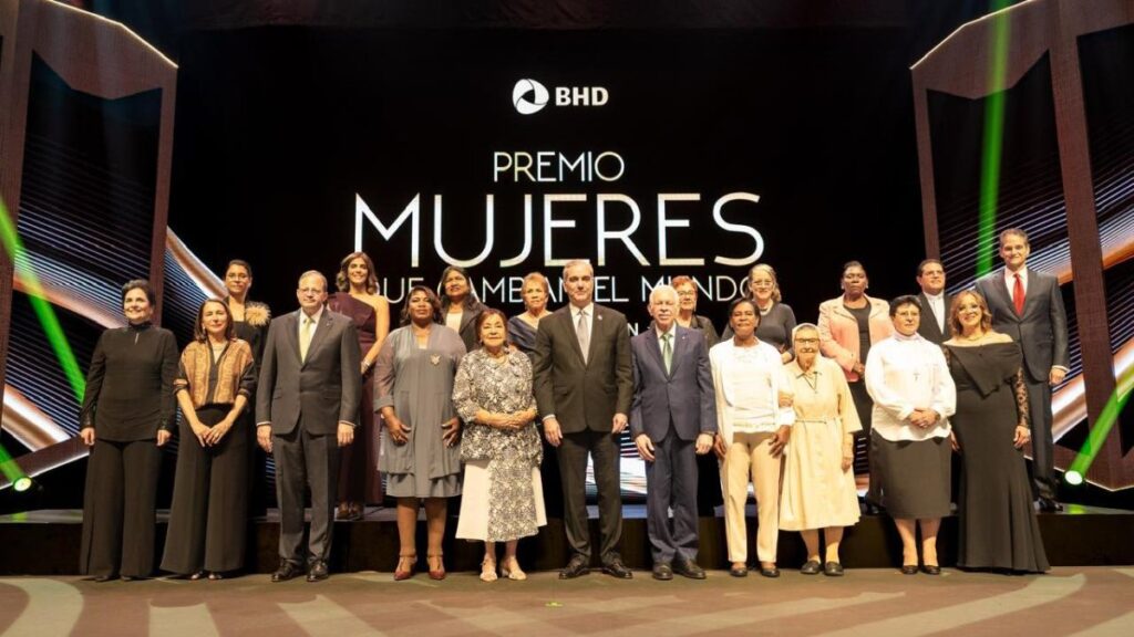 mujeres-que-transforman-vidas-reciben-reconocimiento-del-bhd-en-su-undecima-edicion
