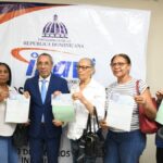 INAVI entrega cheques por indemnización a más de 800 ex servidores públicos