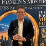 Iván Ruiz recibe premio internacional en Miami por su trayectoria en la TV y por la serie «La Familia Espejo»